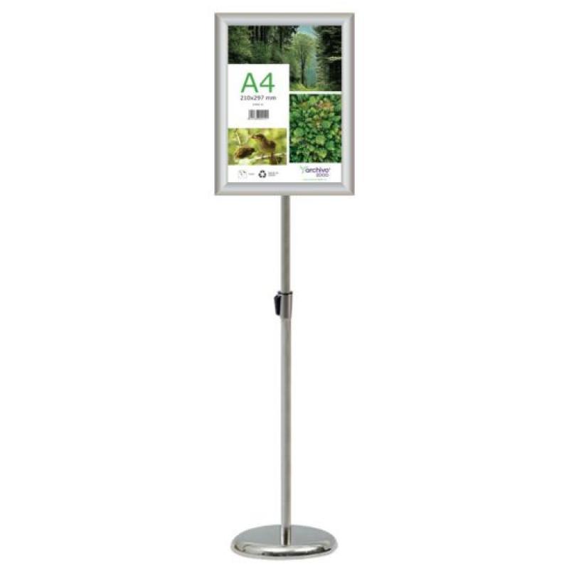 Atril expositor de pie regulable en altura ARCHIVO 2000 con marco de aluminio y sistema de apertura fácil SnapFram A4 vertical / horizontal.  Medidas exteriores: 250x250x1165 mm. Color plata.